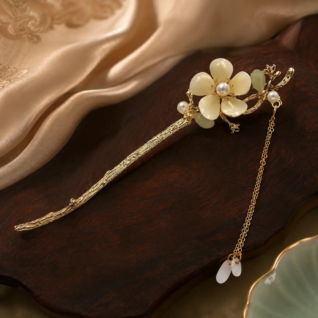 Ivory Blossom Court Tassel Hairpin