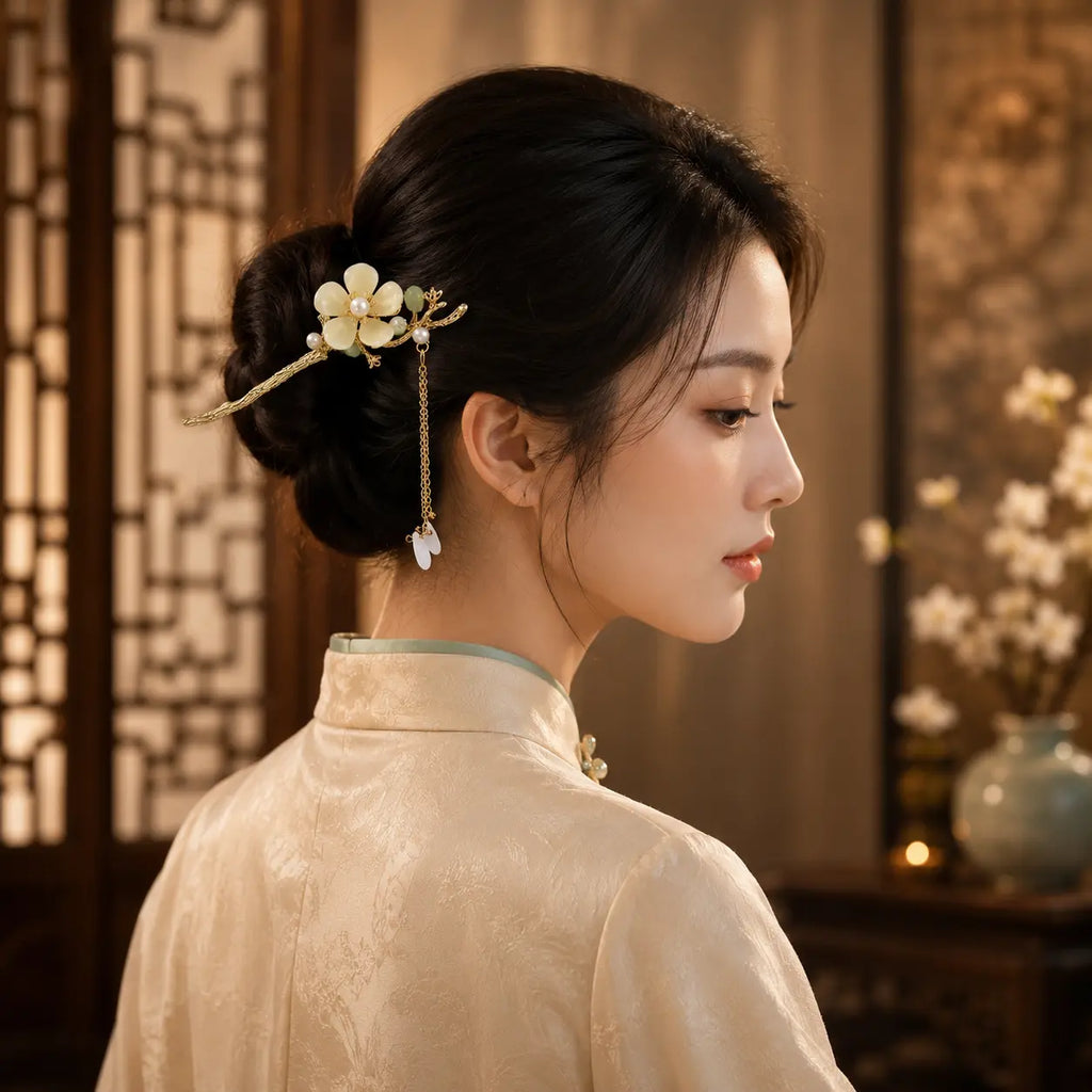 Ivory Blossom Court Tassel Hairpin