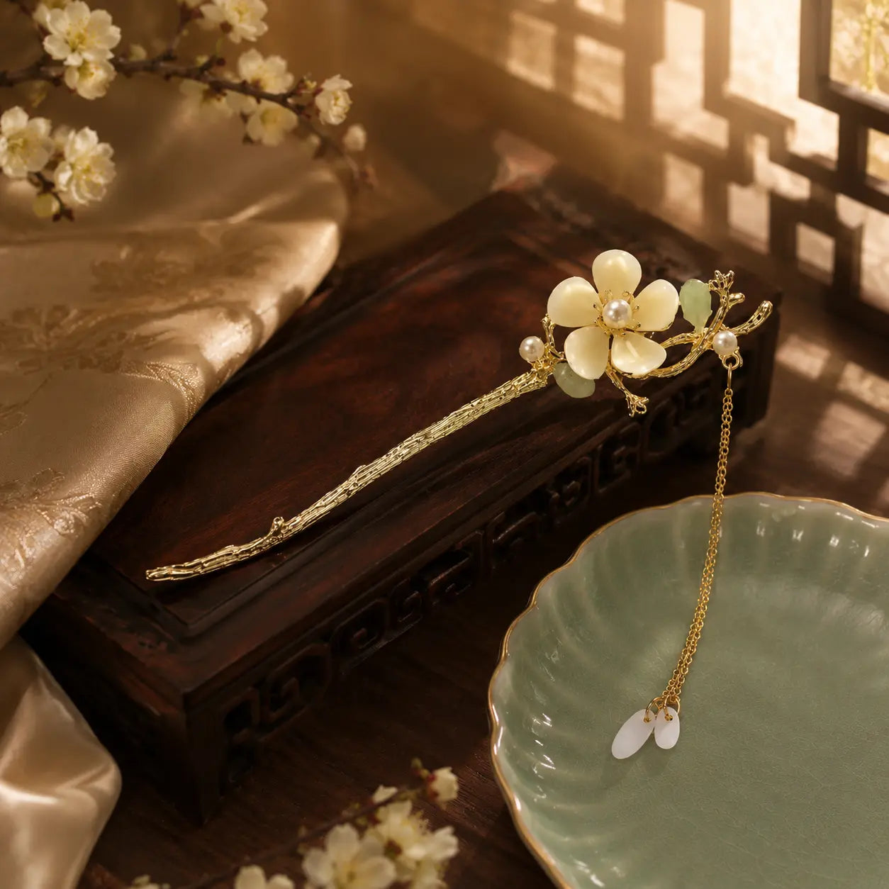 Ivory Blossom Court Tassel Hairpin