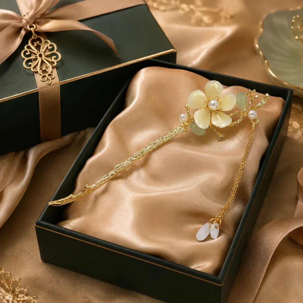 Ivory Blossom Court Tassel Hairpin