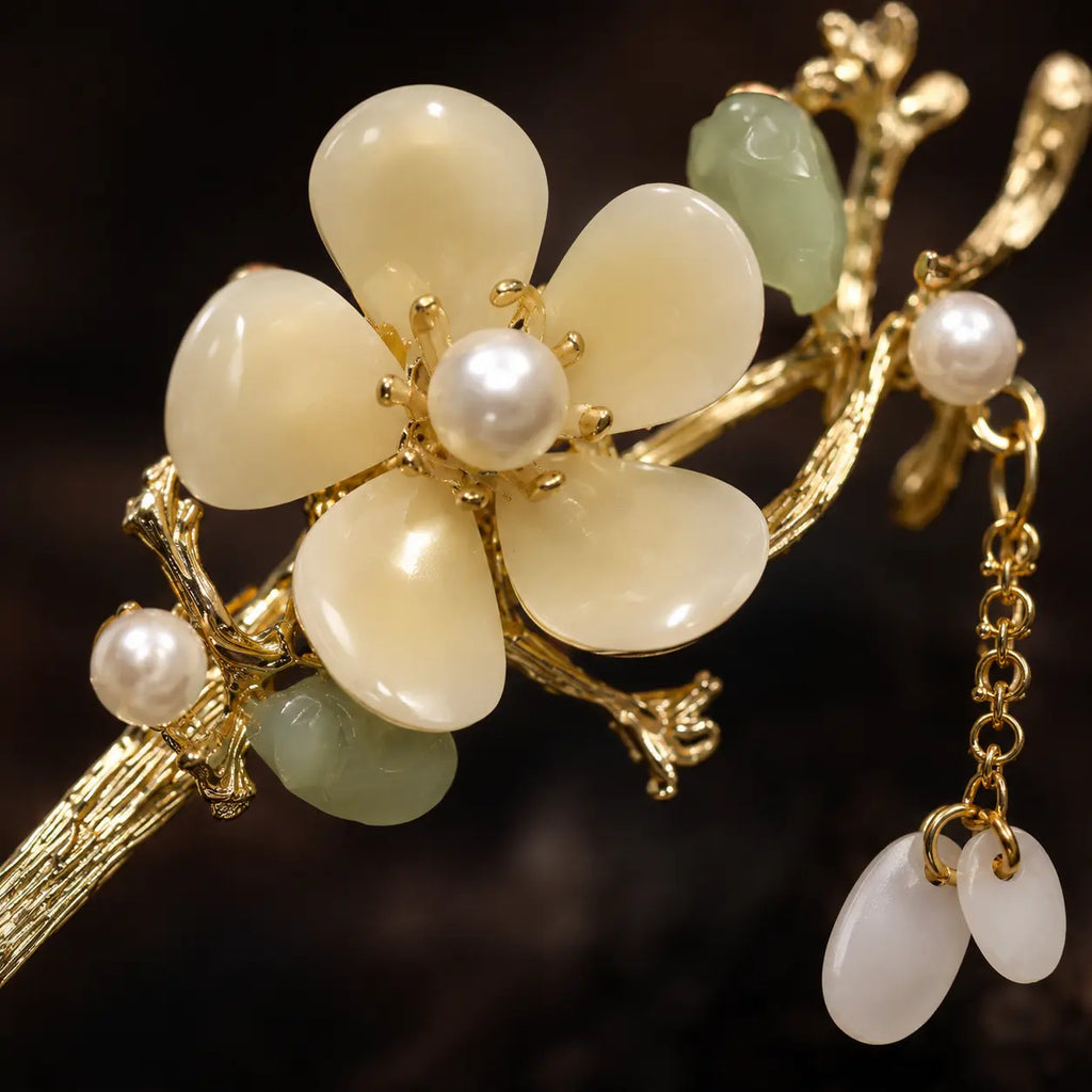 Ivory Blossom Court Tassel Hairpin