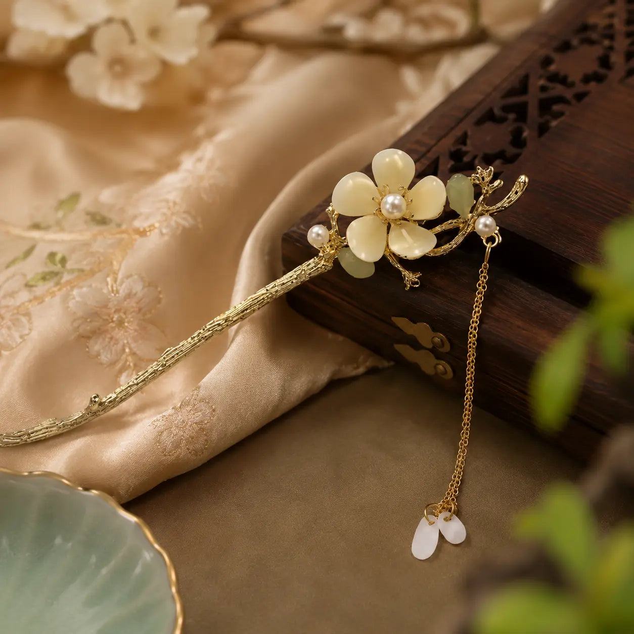 Ivory Blossom Court Tassel Hairpin